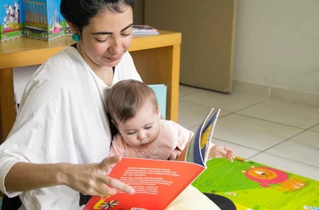 Clube Quindim - Mãe e filha lendo