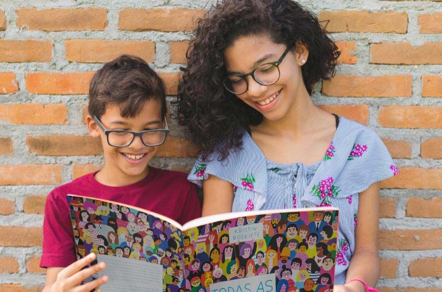 Banner de crianças lendo